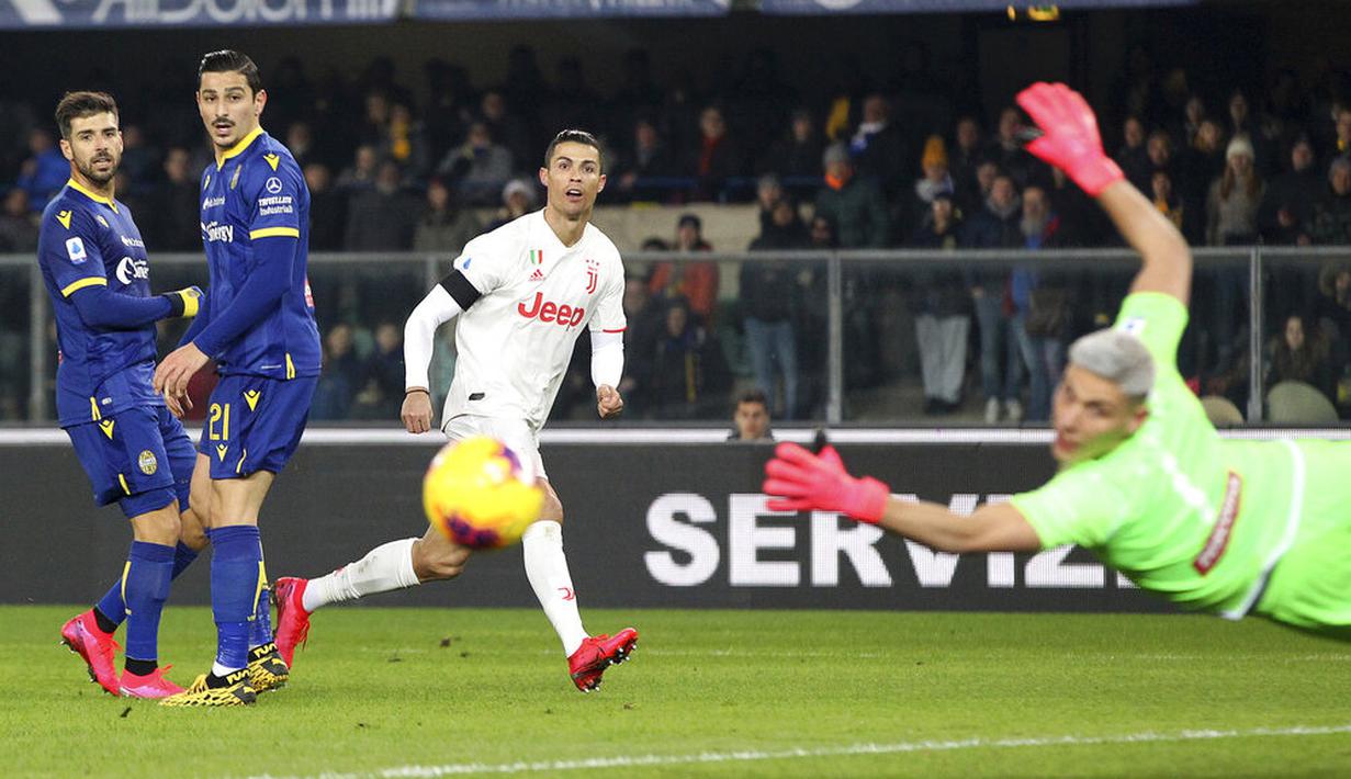 Striker Juventus, Cristiano Ronaldo, melepaskan tendangan saat melawan Hellas Verona pada laga Serie A di Stadion Marc'Antonio Bentegodi, Sabtu (8/2/2020). Juventus kalah 1-2 dari Hellas Verona. (AP/Paola Garbuio)
