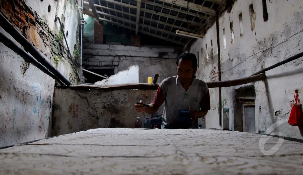 Pengrajin batik tulis sedang melakukan tahap pewarnaan motif batik di Kampung batik, Jetis, Sidoarjo, Senin (31/03/2015). Produksi batik Kota Sidoarjo ini sejak tahun 1960-an hingga saat ini masih tetap bertahan. (Liputan6.com/Andrian M Tunay)