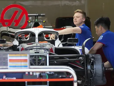 Teknisi mengerjakan mobil pembalap Haas Kevin Magnussen dari Denmark di garasi tim di Sirkuit Baku, Baku, Azerbaijan, Kamis (9/6/2022). Grand Prix Formula 1 akan digelar pada 12 Juni 2022. (AP Photo/Sergei Grits)