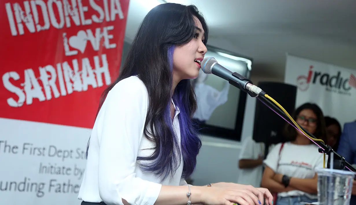 "Dari kecil aku memang jarang ke mall atau kemana. Sekali-kali ada yang minta foto, gak masalah," ujar wanita kelahiran Bandung, 2 Mei 1993 ini. (Deki Prayoga/Bintang.com)