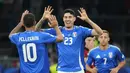 Bek Italia Alessandro Bastoni berselebrasi dengan Lorenzo Pellegrini setelah mencetak gol ke gawang Albania dalam pertandingan grup B Euro 2024 di stadion Signal Iduna Park, Minggu (16/6/2024) dini hari WIB. (AP Photo/Alessandra Tarantino)