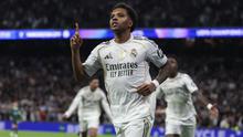 Penyerang Real Madrid asal Brasil bernomor punggung 11, Rodrygo, merayakan gol pertama timnya selama pertandingan pekan ke-6 League Phase UEFA Champions League antara Real Madrid CF dan Manchester City di Stadion Santiago Bernabeu di Madrid, Kamis (11-12-2025). (Pierre-Philippe MARCOU/AFP)
