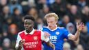 Pemain Arsenal Bukayo Saka (kiri) memperebutkan bola dengan pemain Leicester City Victor Kristiansen pada pertandingan sepak bola Liga Inggris di The King Power Stadium, Leicester, Inggris, 25 Februari 2023. Arsenal mengalahkan Leicester City dengan skor 1-0. (AP Photo/Jon Super)