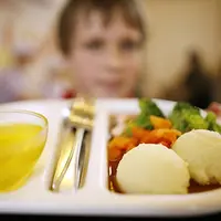 Coba kamu bayangkan kalau bawa bekal makan siang dengan menu berikut ini.