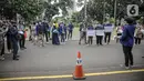 Sejumlah mahasiswa UNY berjalan berorasi saat menggelar aksi di depan Gedung Kemendikbud, Jakarta, Jumat (10/2/2023). Dengan memaksa masuk untuk melakukan aksi di dalam lingkungan Kemendikbud, mahasiswa UNY memberikan baju dansa sebagai bentuk protes terkait mahalnya biaya kuliah di Indonesia. (Liputan6.com/Faizal Fanani)