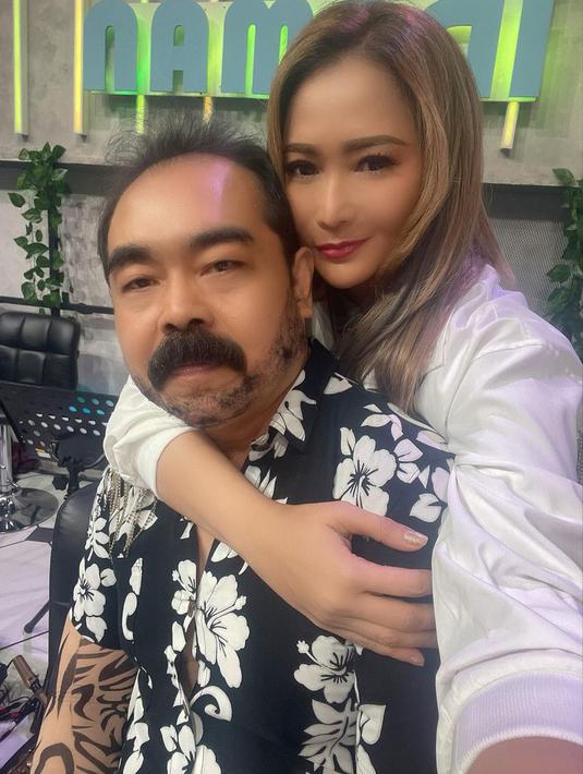 <p>Meski dalam rumah tangga selalu ada masalah, baik Inul dan Adam punya cara sendiri untuk menyelesaikan masalahnya tersebut. Yang terpenting bagi Inul adalah saling sayang, sehingga rumah tangga mereka pun tetap harmonis hingga 27 tahun. (Instagram/inul.d)</p>