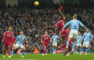 Momen Erling Haaland mencetak gol di laga Manchester City vs Liverpool di pekan ke-11 Liga Inggris 2025/2026 di Etihad Stadium, Minggu (09/11/2025). (AP Photo/Jon Super)