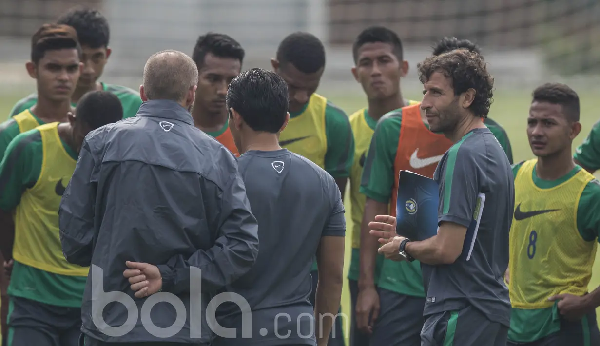 Pelatih Timnas Indonesia, Luis Milla, memberikan instruksi kepada anak asuhnya saat seleksi Timnas Indonesia U-22 di Lapangan SPH Karawaci, Banten, Kamis (23/2/2017). (Bola.com/Vitalis Yogi Trisna)