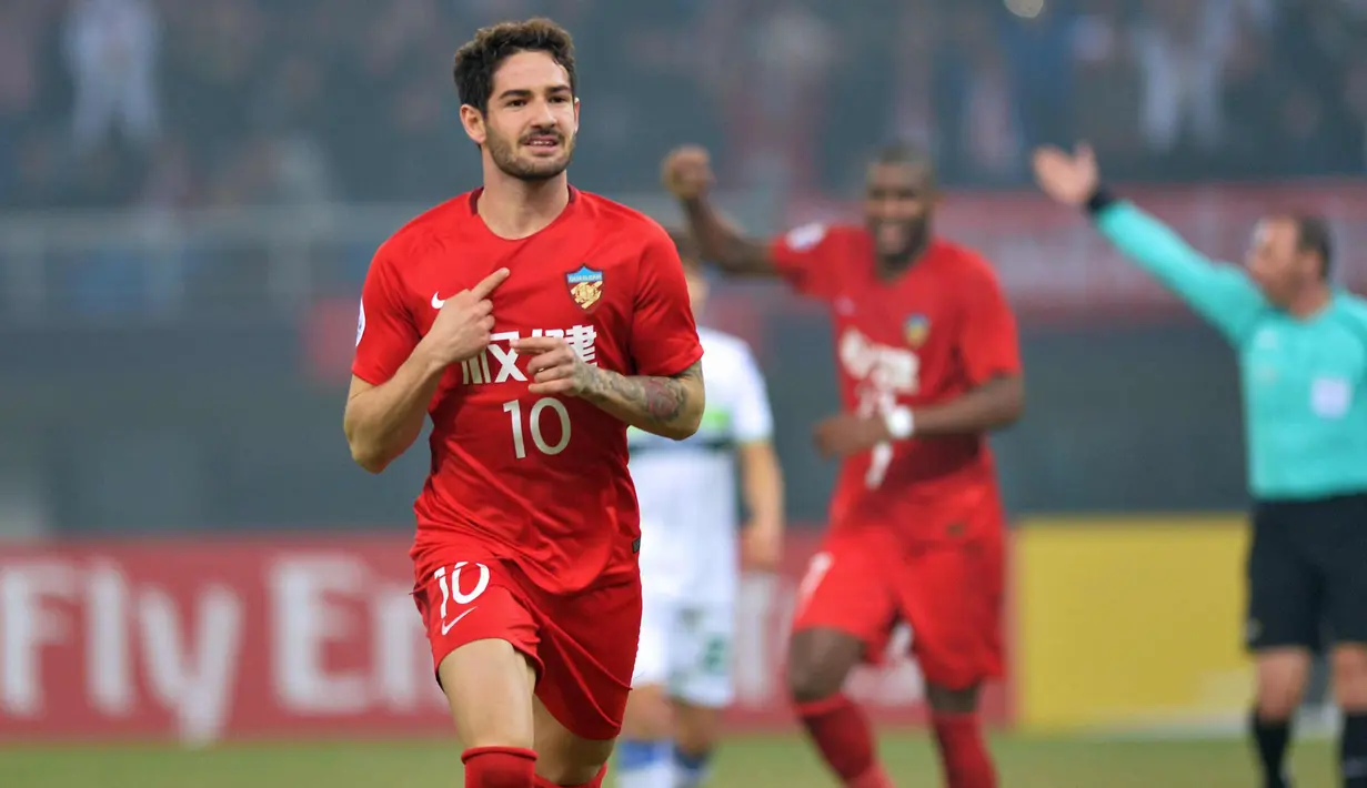 Alexandre Pato merayakan golnya saat melawan South Hyundai Jeonbuk Korea di Liga Champions AFC  di Tianjin (14/3). Poster tersebut bertuliskan memohon Pato bermain bagus karena "Dilraba menonton siaran langsung". (AFP Photo)