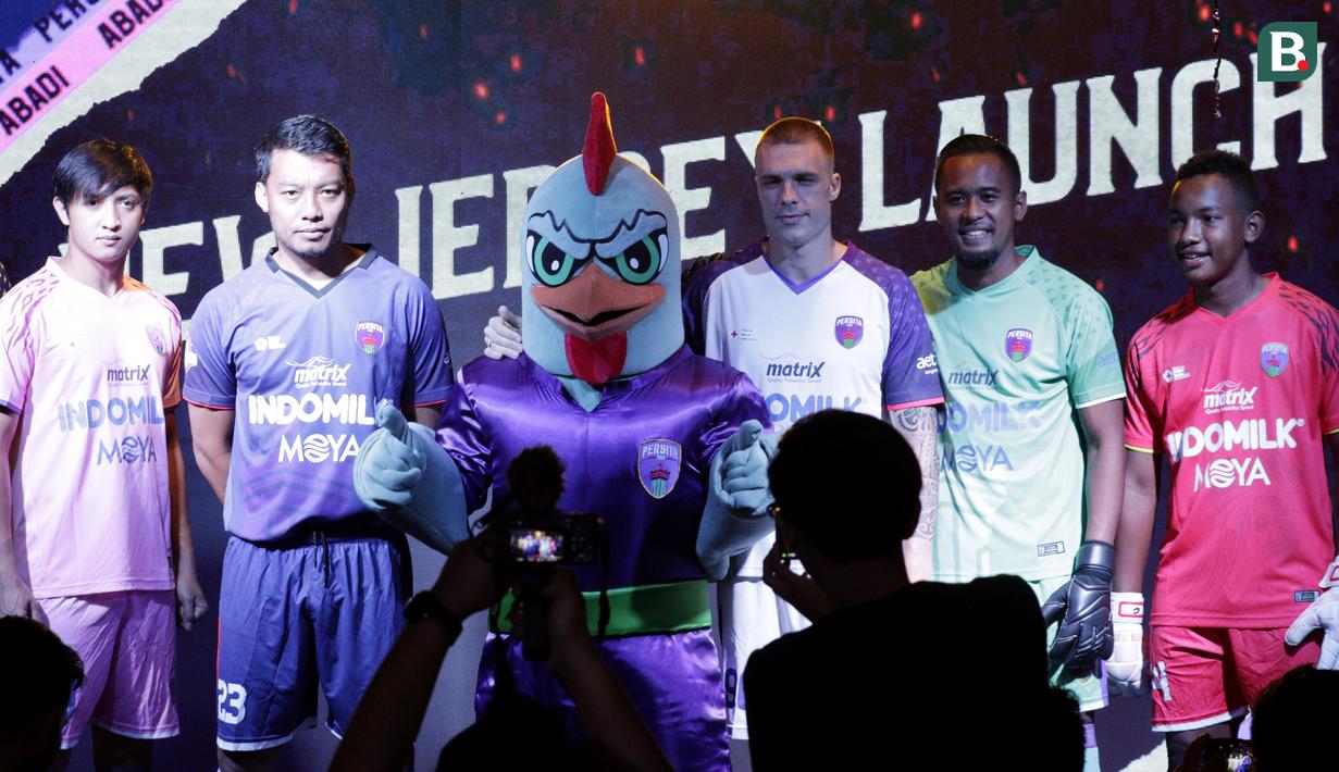 Pemain Persita Tangerang saat launching di Gading Serpong, Tangerang, Rabu, (26/2/2020). Jelang bergulirnya Shopee Liga 1 2020 Tim berjuluk Pendekar Cisadane ini memperkenalkan tim, jersey hingga logo baru. (Bola.com/M Iqbal Ichsan)