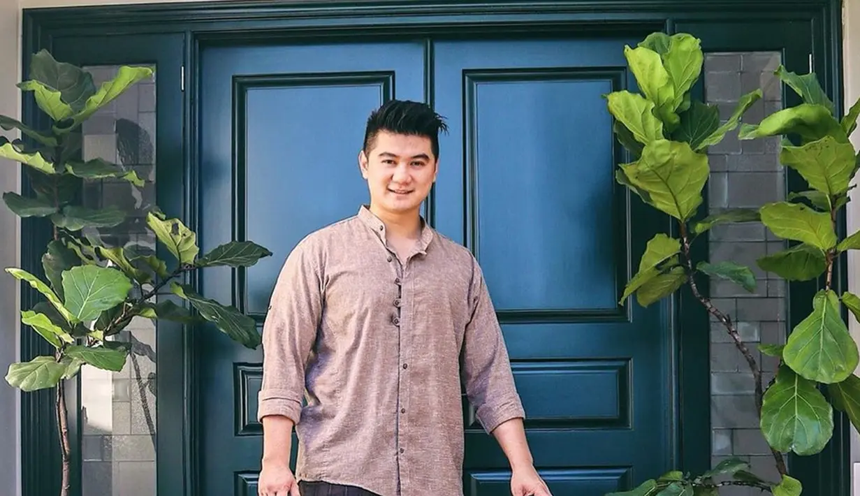 Sering menggunakan kemeja di beberapa kesempatanpatan. Chef Arnold pun memilih untuk tak mengaitkan kancing atasnya agar terlihat lebih santai. Penampilannya satu ini juga terlihat menawan. (Liputan6.com/IG/@arnoldpo)