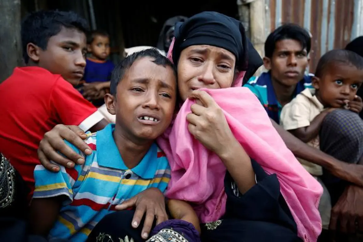 Seorang perempuan warga Rohingya dan anaknya menangis setelah tertangkap pasukan perbatasan Bangladesh (BGB). Pasalnya, mereka memasuki negara itu secara ilegal di Cox's Bazar pada 21 November 2016