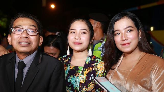 Heboh Jarwo Kwat Gandeng Dua Cewek Di Resepsi Kahiyang Ayu Showbiz Liputan6 Com