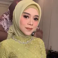 Saat proses langkahan, Lesti tampil anggun mengenakan oufit serba hijau, mulai dari kebaya hingga kerudungnya.Credit: Instagram @rozanajulani.