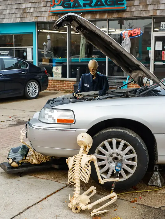 Tengkorak-tengkorak dipajang di samping sebuah mobil dalam acara Highwood Skeleton Invasion yang digelar di Highwood, Illinois, Amerika Serikat (AS), pada 22 Oktober 2020. Ratusan tengkorak dipajang di Highwood dalam acara bertajuk Skeleton Invasion (Invasi Tengkorak). (Xinhua/Joel Lerner)