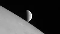 New Horizons mengambil gambar dari bulan es Europa terbit diatas awan Jupiter.Pesawat ruang angkasa berada 2,3 juta kilometer dari Jupiter, 3 juta kilometer dari Europa ketika gambar diambil. (Antara)