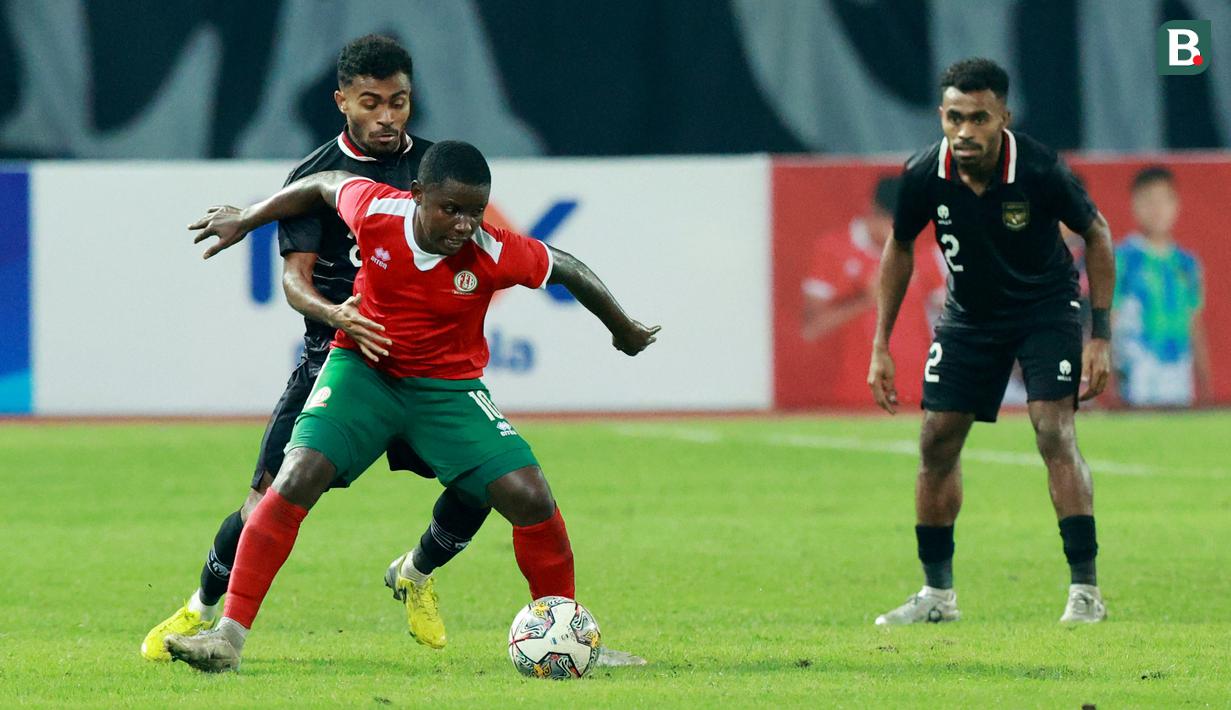 Pemain Timnas Indonesia, Yance Sayuri berebut bola dengan pemain Burundi, Shassiri Nahimana, pada pertandingan kedua FIFA Matchday di Stadion Patriot Candrabhaga, Bekasi, Selasa (28/3/2023). Duel Burundi vs Timnas Indonesia di FIFA matchday menjadi momen Sayuri bersaudara bermain bersama untuk pertama kalinya bagi skuad Merah Putih. (Bola.com/M Iqbal Ichsan)