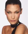 Bella Hadid tak pernah gagal tampil memesona. Dengan kulit eksotis, Bella Hadid juga tak pernah takut mengeksplorasi gaya makeupnya. Di sini, ia tampil dengan makeup bernuansa kecokelatan yang membaur sempurna dengan kulitnya. [Foto: Instagram/bellahadid]