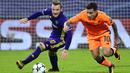 Gelandang Liverpool, Philippe Coutinho, berusaha melewati gelandang Maribor, Dino Hotic, pada laga Liga Champions di Stadion Ljudski Vrt, Maribor, Selasa (17/10/2017). Maribor kalah 0-7 dari Liverpool. (AFP/Jure Makovec)