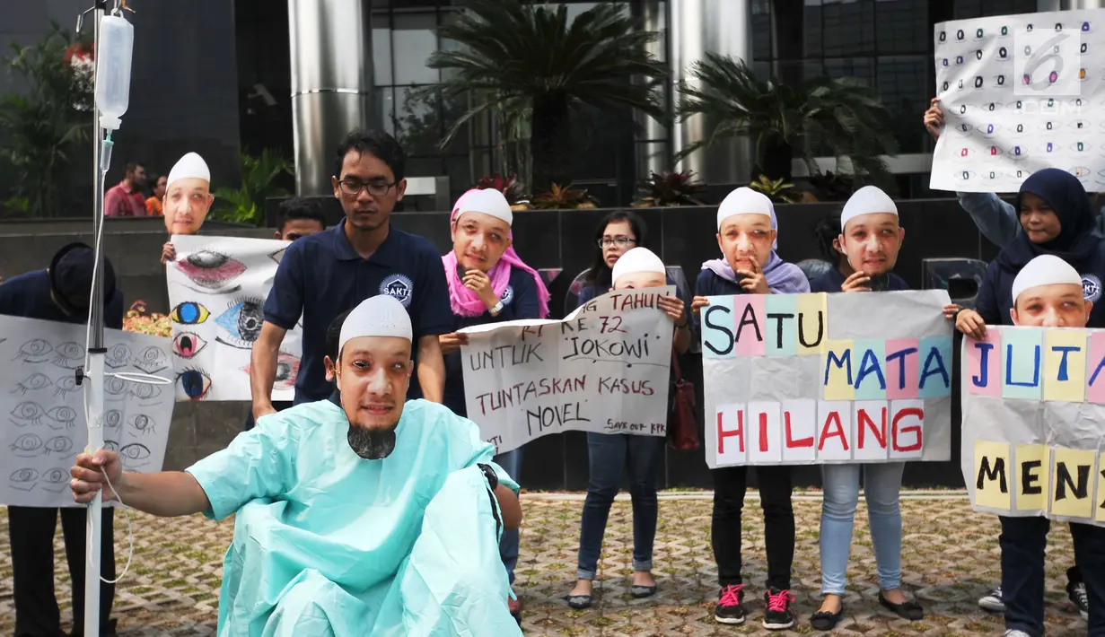 Siswa anti korupsi melakukan aksi teatrikal di depan Gedung KPK, Jakarta, Rabu (9/8). Aksi diikuti 22 peserta, mereka menuntut Presiden Jokowi segera membentuk TGPF untuk mengusut tuntas kasus yang menimpa Novel Baswedan. (Liputan6.com/Helmi Fithriansyah)