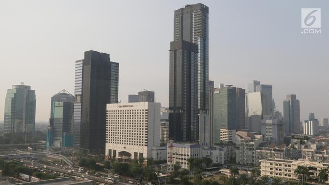 Suasana gedung-gedung bertingkat yang diselimuti asap polusi di Jakarta, Selasa (30/7/2019). Badan Anggaran (Banggar) DPR bersama dengan pemerintah menyetujui target pertumbuhan ekonomi Indonesia berada di kisaran angka 5,2% pada 2019 atau melesat dari target awal 5,3%. (Liputan6.com/Angga Yuniar)