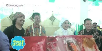 Nani Wijaya dan Ajip Rosidi dapat lukisan abstrak di hari pernikahan.