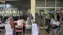 Acara ini diharapkan dapat memperluas kesempatan kerja sekaligus memperkuat komitmen Pemkot Surabaya terhadap pemberdayaan penyandang disabilitas. Tampak dalam foto, para penyandang disabilitas menunggu untuk menyerahkan formulir lamaran mereka dalam bursa kerja yang diselenggarakan pemerintah daerah di Surabaya, Jawa Timur, pada Selasa 25 November 2025. (JUNI KRISWANTO/AFP)