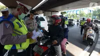 Polisi menilang pengendara motor saat Operasi Zebra Jaya 2019, Jakarta Barat, Jumat (1/11/2019). Operasi Zebra Jaya digelar hingga 5 November 2019. (merdeka.com/Imam Buhori)