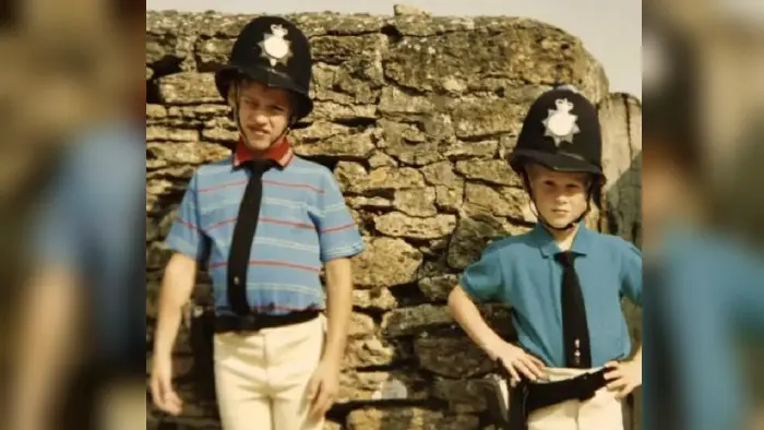 Pangeran William dan Harry menggunakan seragam polisi (THE DUKE OF CAMBRIDGE AND PRINCE HARRY)