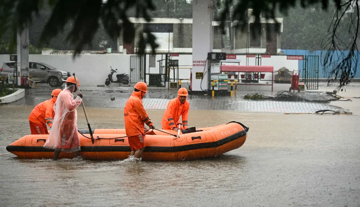 Pihak berwenang juga telah mengeluarkan peringatan akan terjadinya badai tropis Michuang. (R. Satish BABU/AFP)