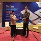 CEO Infradigital Nusantara Ian Mckenna tengah memberikan cenderamata kepada Sekda Tasikmalaya Muhammad Zen, sebelum pelaksanaan pelatihan digitalisasi data dan keuangan di Tasikmalaya, Jawa Barat (Liputan6.com/Jayadi Supriadin)