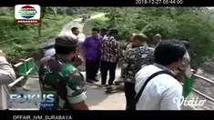 Sebuah jembatan penghubung antardesa putus diterjang banjir bandang di Bojonegoro, Jawa Timur (Jatim), Kamis (26/12/2019). Akibatnya, ratusan keluarga di tiga dusun terisolasi.