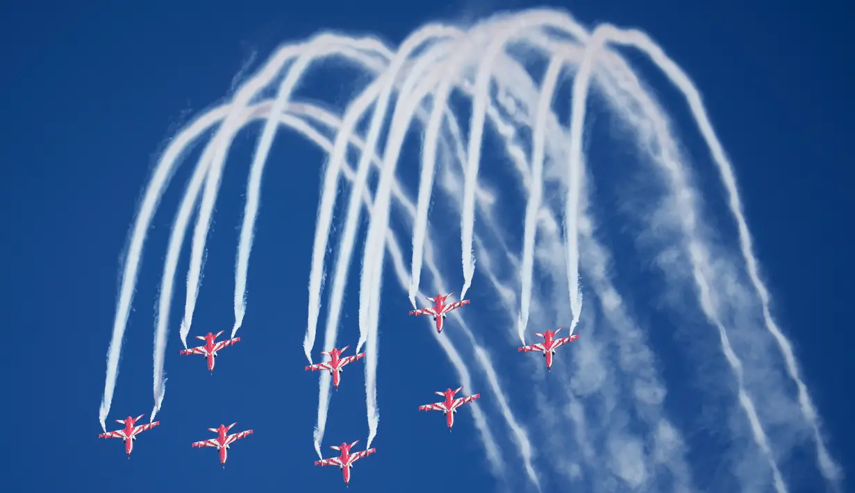 Tim aerobatik Angkatan Udara India, Suryakiran, melakukan manuver pada hari pertama Aero India 2023 di pangkalan udara Yelahanka, Bengaluru, India, 13 Februari 2023. Aero India adalah acara dua tahunan dengan demonstrasi terbang oleh tim stunt dan militer serta komersial paviliun tempat perusahaan penerbangan memamerkan produk dan teknologinya. (AP Photo/Aijaz Rahi)