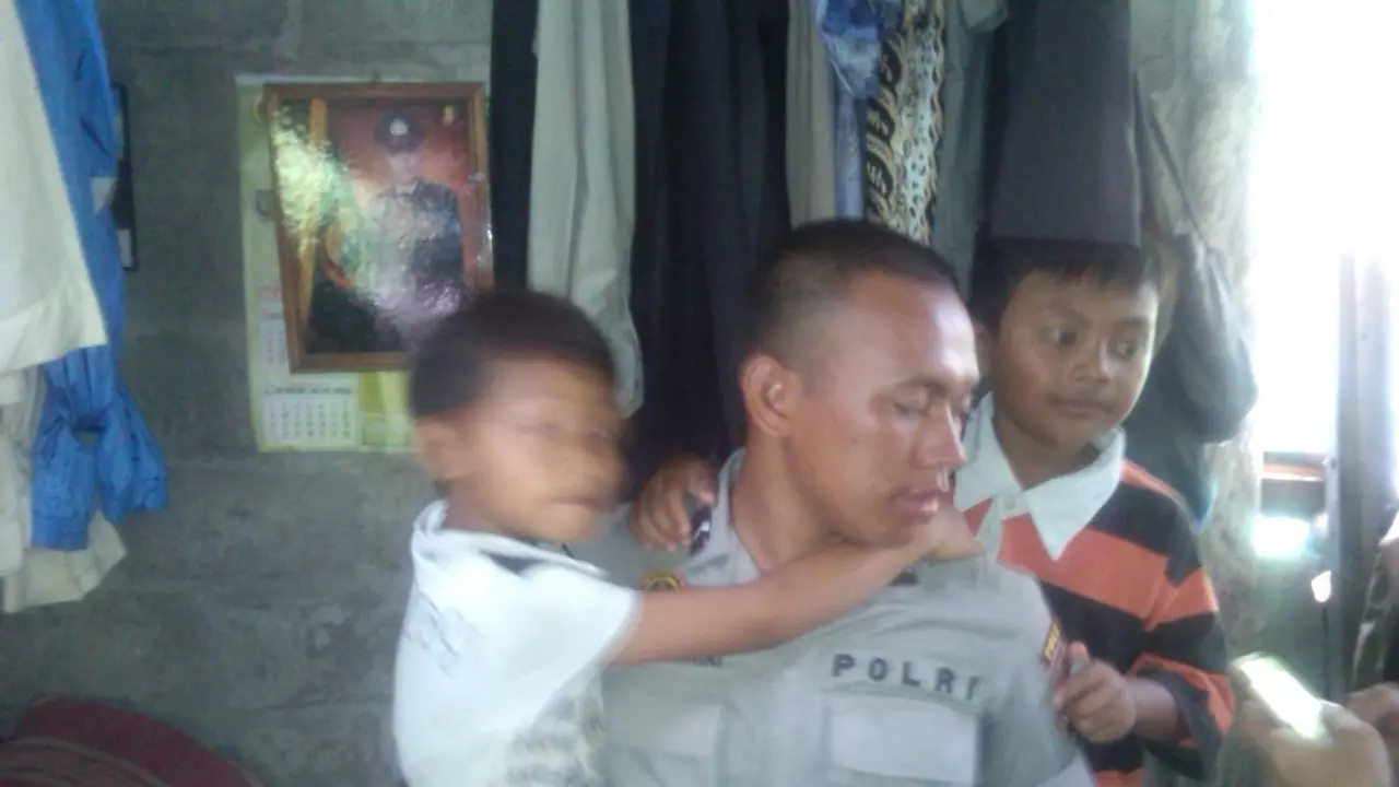 Tinggal di Bekas Kandang Sapi, Bripda Taufik Rajin dan Soleh*