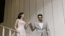 Tampilan Yunita Siregar makin terlihat megah dengan train bordir panjang pada gaun pengantinnya [@yunitasiregar]