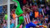 Bek Atletico Madrid Diego Godin (depan) berduel dengan kiper Real Madrid Keylor Navas pada leg kedua semifinal Liga Champions di Stadion Vicente Calderon, Madrid, Rabu (10/5/2017). (AFP/Javier Soriano)
