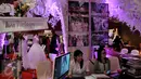 Pekerja berjaga di sebuah Stand Pameran "Wedding Open House" di Hotel Grand Mercure, Jakarta, Sabtu (20/2/2016). Pameran serta Fashion Show Wedding Open House ini di gelar dari tanggal 20 - 21 Februari Mendatang.(Liputan6.com/Johan Tallo)