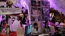Pekerja berjaga di sebuah Stand Pameran "Wedding Open House" di Hotel Grand Mercure, Jakarta, Sabtu (20/2/2016). Pameran serta Fashion Show Wedding Open House ini di gelar dari tanggal 20 - 21 Februari Mendatang.(Liputan6.com/Johan Tallo)