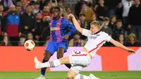 Ousmane Dembele tak bisa berbuat banyak saat Barcelona melawan Eintracht Frankfurt (AFP)