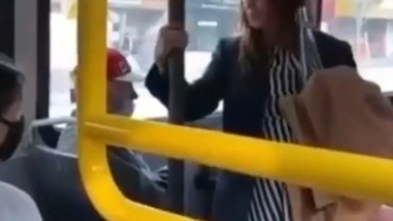 Viral, Aksi Wanita Ludahi Penumpang Bus Didorong Hingga Terjatuh