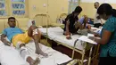 Korban dari bangunan yang roboh mendapat perawatan di Kolombo, Sri Lanka, Kamis (18/5). Sedikitnya 20 pekerja berhasil diselamatkan dan puluhan lainnya masih dalam tahap pencarian. (AFP/Ishara S. KODIKARA)