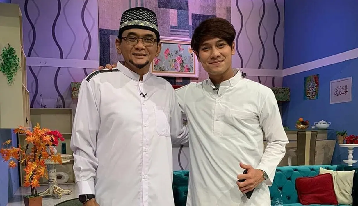 Selain menjadi saksi saat Lesti dan Billar menikah siri, pemilik nama Ustaz Subki Al Bughury itu juga ikut menemani Lesti Kejora menjalani ibadah umrah. Sang pedangdut meminta pencerahan dari Allah dan akhirnya membukakan pintu maaf untuk Billar. Dalam hal ini, sang ustaz juga berperan dalam mendamaikan keduanya. (Liputan6.com/IG/@subkialbughury_)