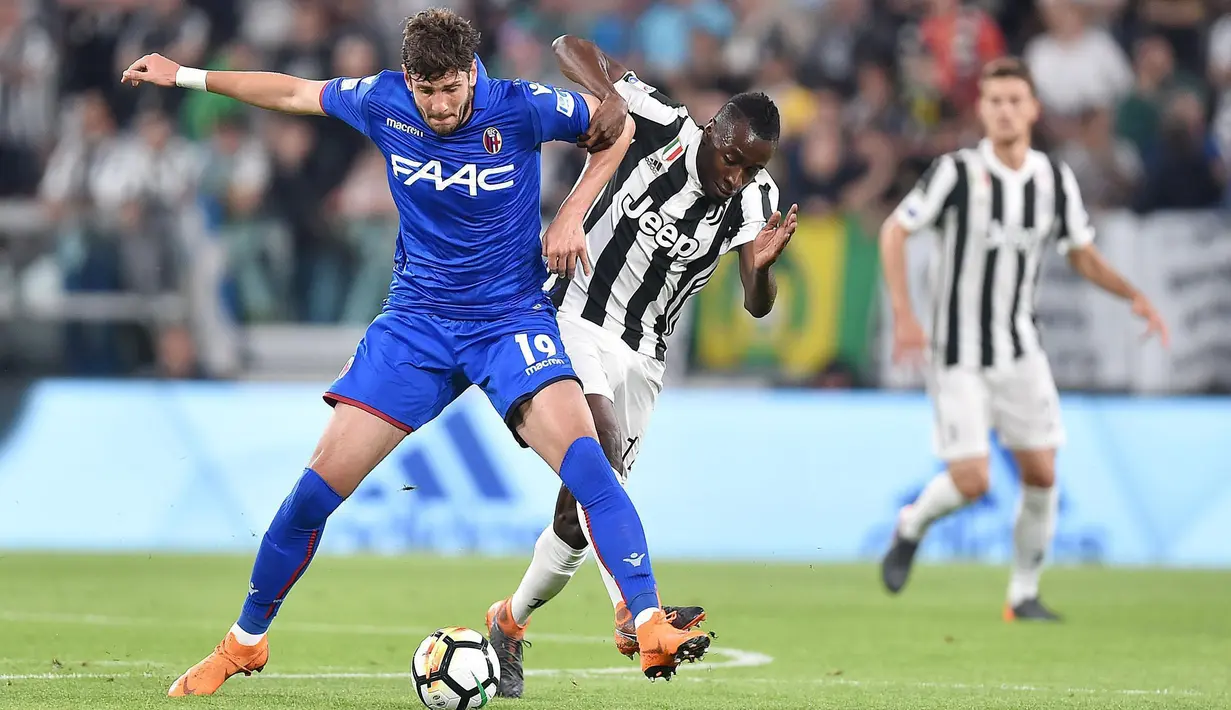Pemain Juventus, Blaise Matuidi (kanan) berebut bola dengan pemain Bologna, Felipe Avenatti pada lanjutan Serie A di Allianz Stadium, Turin, (5/5/2018). Juventus menang 3-1. (Alessandro Di Marco/ANSA via AP)
