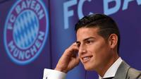James Rodriguez saat konferensi pers kepindahannya ke Bayern Munchen Jerman, (12/7).  Pemain 26 tahun ini sepakat bergabung ke raksasa Jerman, Bayern Munchen dengan status sebagai pemain pinjaman selama dua tahun. (AFP Photo/Christof Stache)