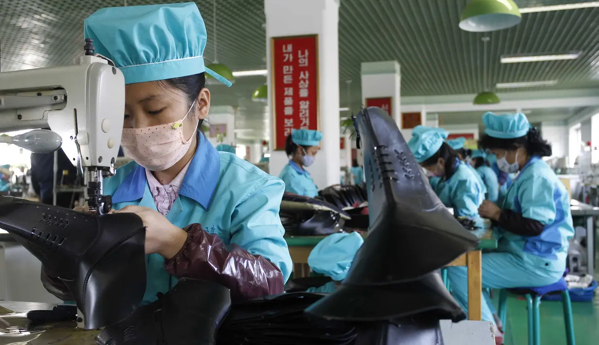 Pekerja membuat sepatu kulit di pabrik sepatu Wonsan di Wonsan, Provinsi Kangwon, Korea Utara pada 28 Okt 2020. (AP Photo/Jon Chol Jin)