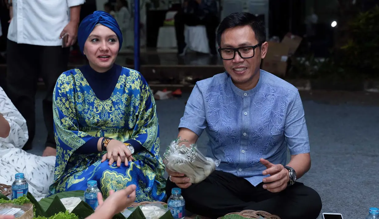 "Yang kedua, saya ingin ngajarkan anak saya berbagi. Tentunya gimana pun juga, infaq, zakat, dan sodaqoh harus saya tanamkan juga pada anak-anak," terangnya. (Deki Prayoga/Bintang.com)