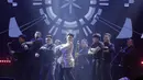 Dengan melakukan gerakan mengikuti para penari latar, Yura terlihat begitu keren penampilannya. Yura Yuniata berhasil tampil all-out. Keseruan konser Merakit membuat Yura Yunita tidak kecewakan para penggemarnya yang datang ke konsernya tersebut. (KapanLagi.com/Muhammad Akrom Sukarya)