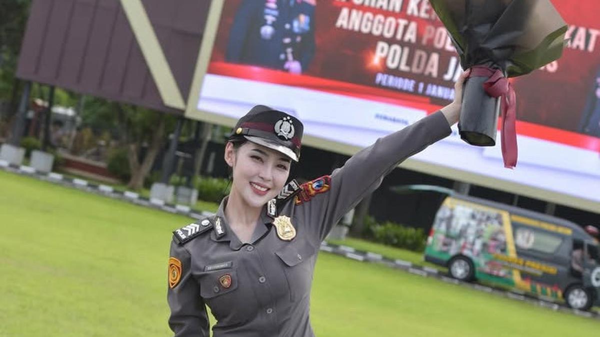 8 Potret Tampilan Eby Veronica Salah Satu Polwan dengan Paras Memesona, Intip OOTD Kenakan Seragam hingga Liburan