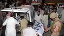 Petugas medis mengevakuasi sejumlah korban ledakan bom bunuh diri di Quetta, Pakistan, (13/7). Ledakan bom bunuh diri terjadi saat kampanye menjelang pemilihan umum 25 Juli mendatang. (AP Photo/Arshad Butt)