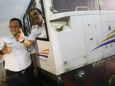 Penyanyi Didi Kempot bersama Direktur Utama PT KAI Edi Sukmoro foto bersama di Stasiun Gambir, Jakarta, Kamis (9/3). Didi Kempot bertugas membantu menyosialisasikan produk, layanan, dan kebijakan PT KAI kepada masyarakat. (Liputan6.com/Immanuel Antonius)